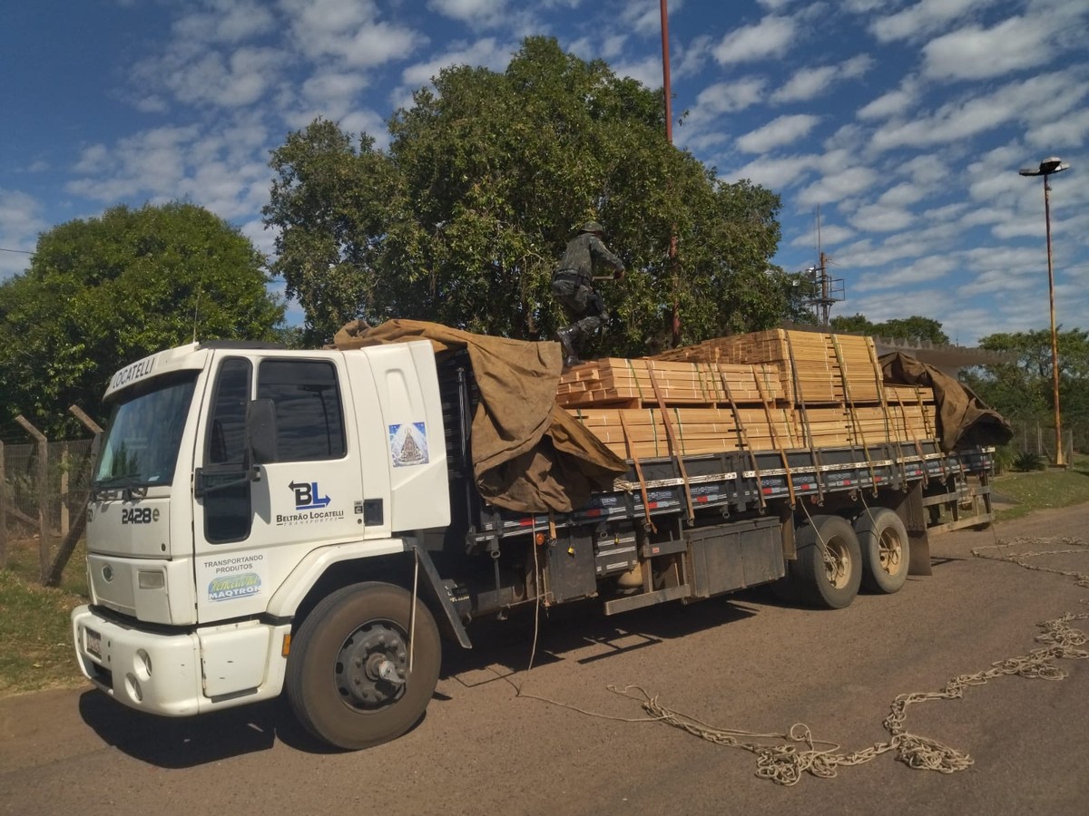 Madeireiras e transportadora são multadas em R$ 8,7 mil por carregamento irregular de produto florestal, em Rosana