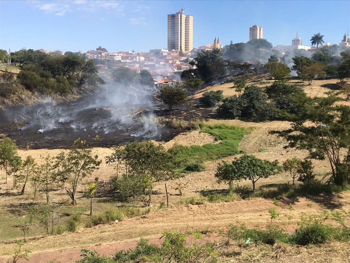 Incêndio atinge área de vegetação equivalente a três campos de futebol, no Jardim Itapura 1, em Presidente Prudente