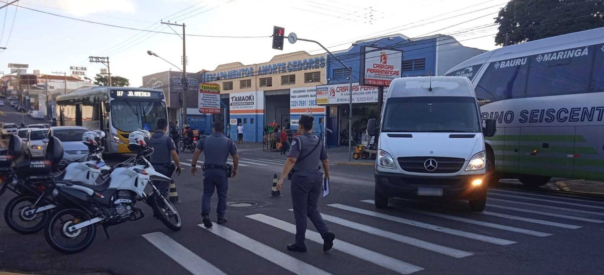 Idosa fica ferida ao ser atropelada por van em travessia na faixa de pedestres, em Presidente Prudente