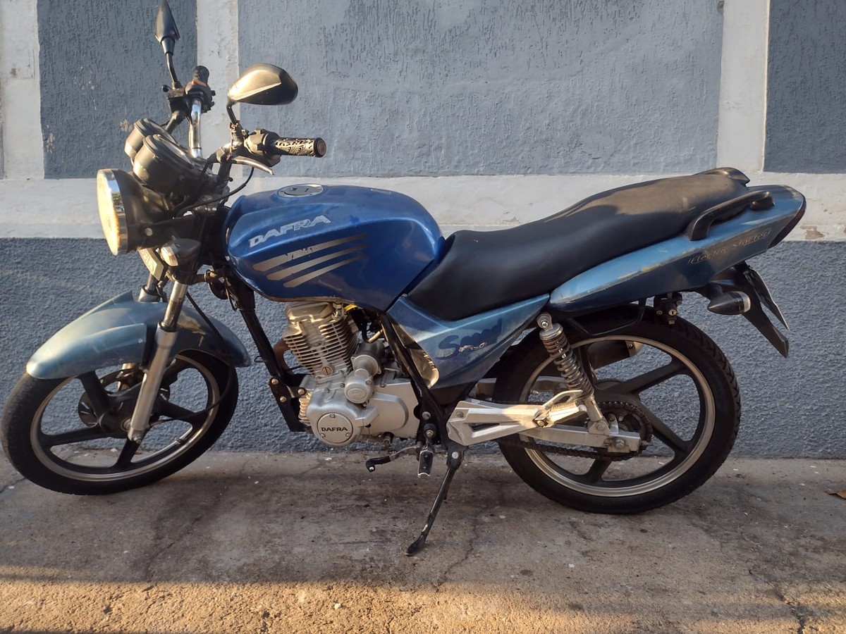 Policiais militares identificam moto roubada pela numeração do motor e rapaz acaba preso em flagrante no bairro Brasil Novo