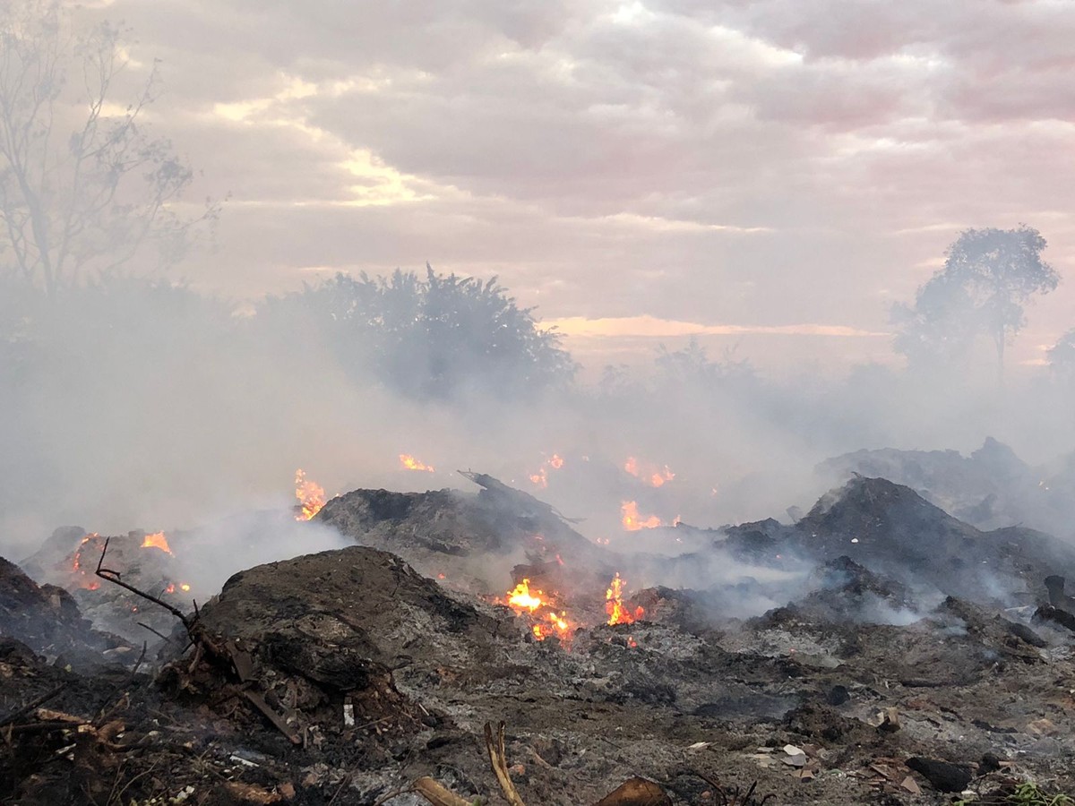 Incêndio de grandes proporções atinge área do Ecoponto de Osvaldo Cruz