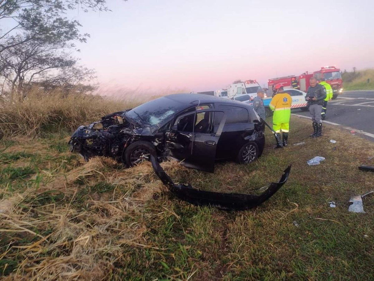 Motorista fica gravemente ferida após acidente entre carro e caminhão, em Martinópolis