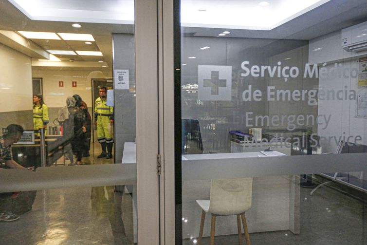 Guarulhos (SP) 17/07/2023   - Afegã gravida de nove meses (e),  procura atendimento no ambulatório do aeroporto que não tem condições de atende-la. Acompanhada por voluntaria procura um transporte para o Hospital das Clínicas.
Foto:Paulo Pinto/Agência Brasil
