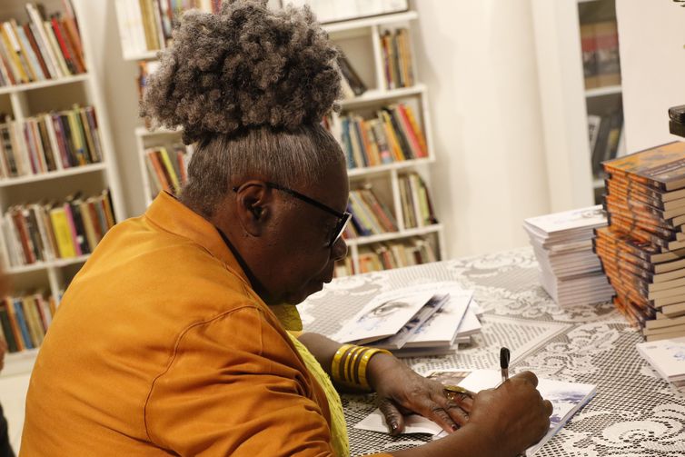 Rio de Janeiro (RJ), 20/07/2023 - A escritora Conceição Evaristo lança a Casa Escrevivência, um espaço aberto ao público com biblioteca, no Largo da Prainha. Foto: Fernando Frazão/Agência Brasil