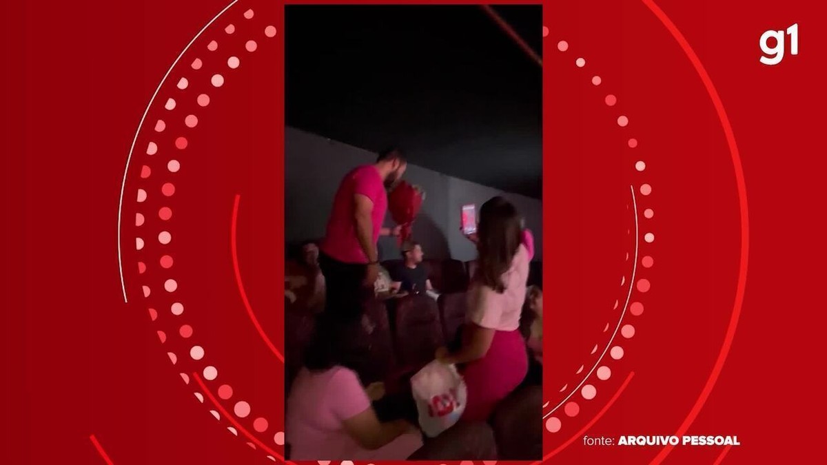 Jovem é surpreendida com pedido de casamento durante sessão do filme 'Barbie' em sala de cinema; VÍDEO