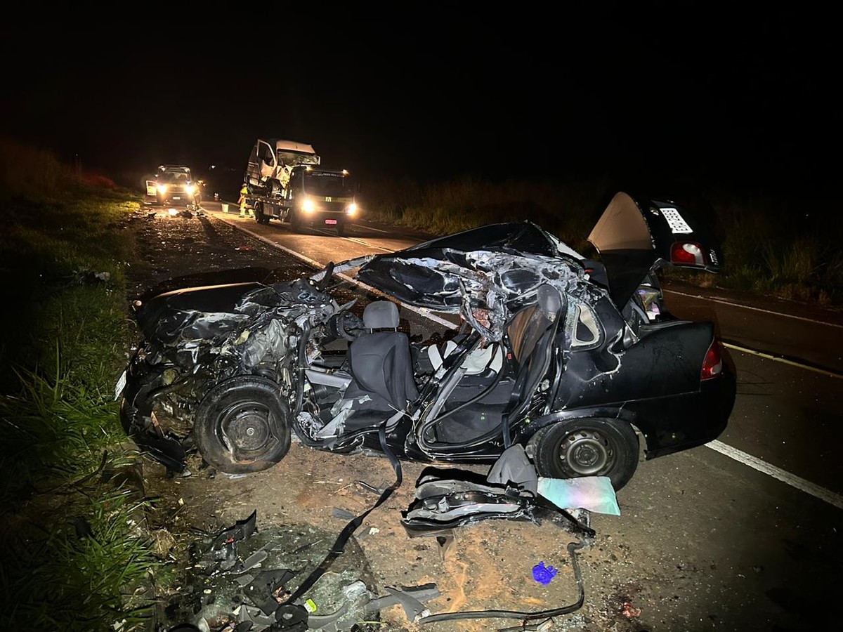 Três pessoas morrem em colisão frontal entre dois veículos na Rodovia Olímpio Ferreira da Silva, em Pirapozinho