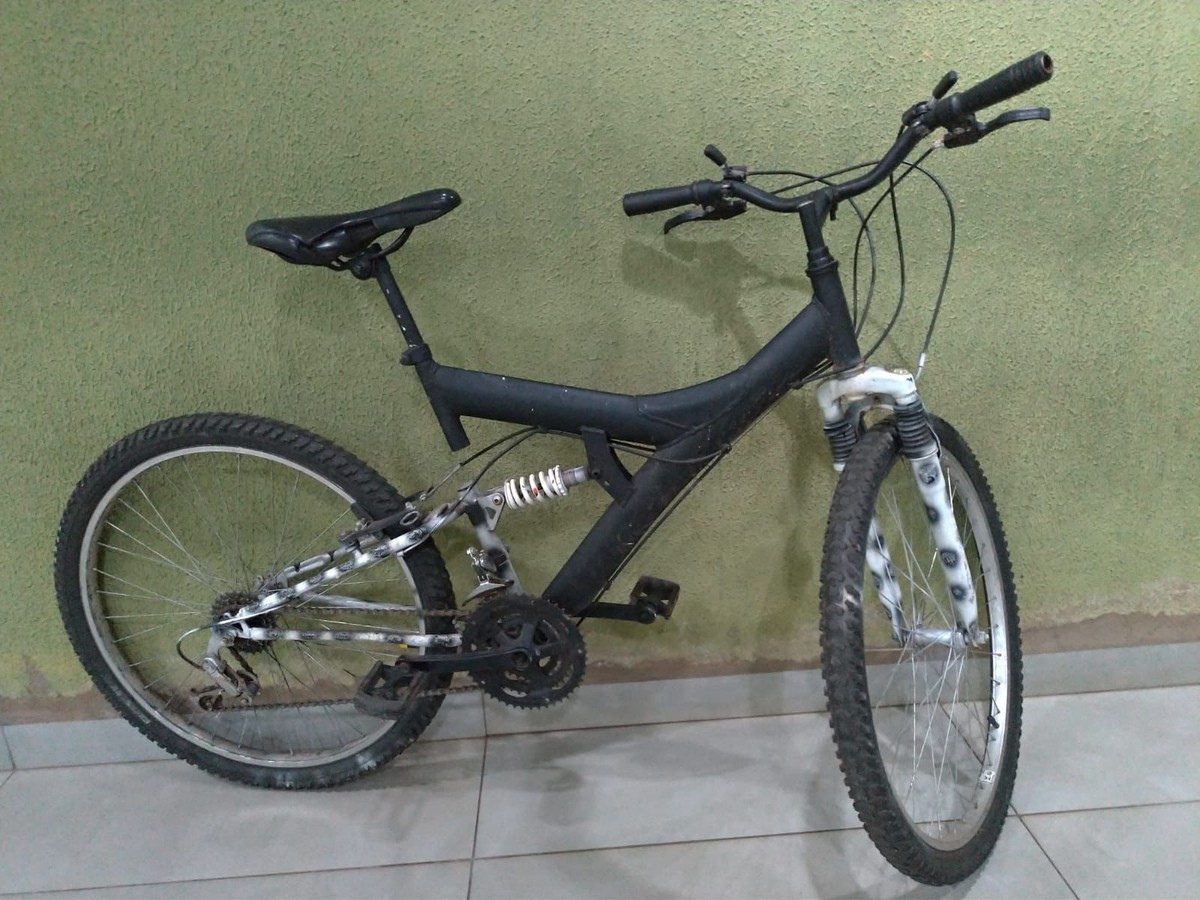 Dupla agride ciclista com pauladas, rouba R$ 20 e acaba presa em Junqueirópolis