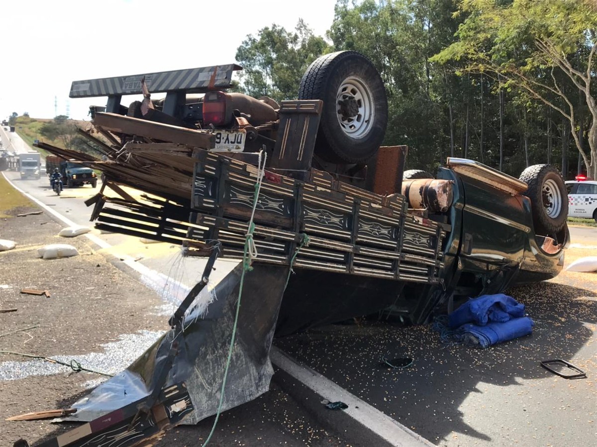 Caminhão bate contra carreta, capota e derrama carga de milho sobre rodovia, em Flórida Paulista