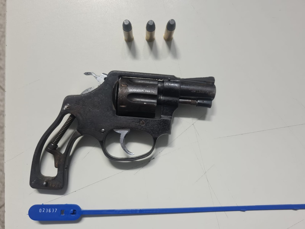 Policiais avistam carro na contramão e prendem motorista por posse ilegal de arma na Avenida Washington Luiz