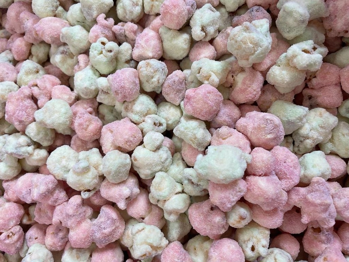 Pipoca Gourmet tem cobertura de chocolate branco e 'brinca' com possibilidade de cores