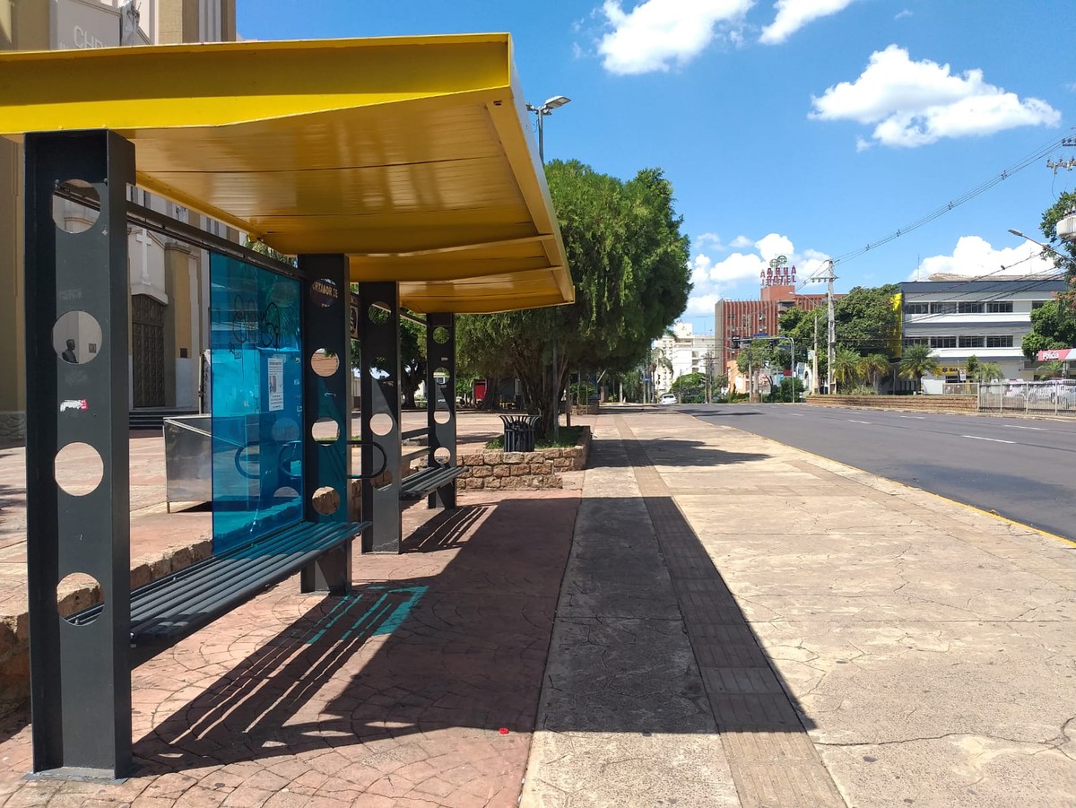 Vigilância Epidemiológica e Semob iniciam trabalho de combate à dengue em pontos de ônibus e táxis nesta segunda-feira