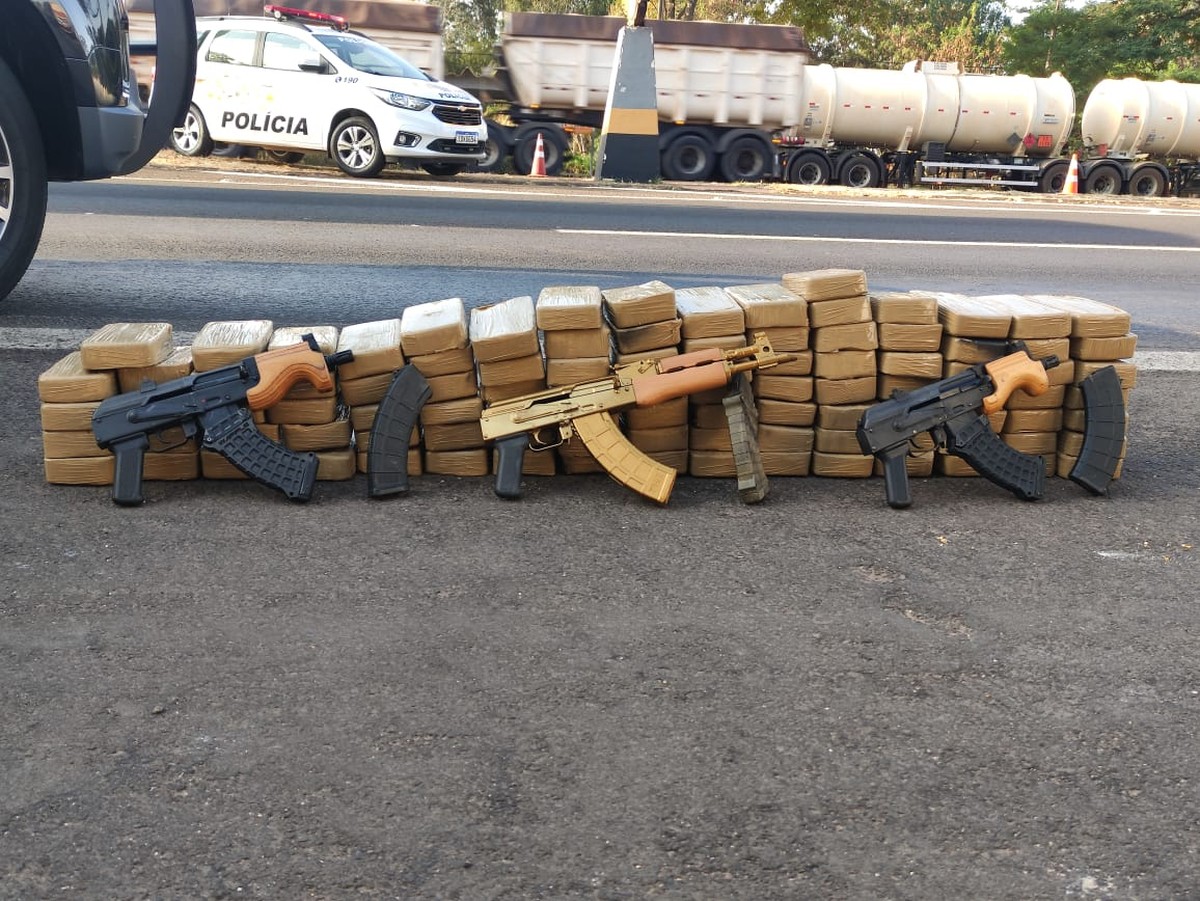 Operação policial apreende fuzis e carga de cocaína transportados em caminhão em Regente Feijó
