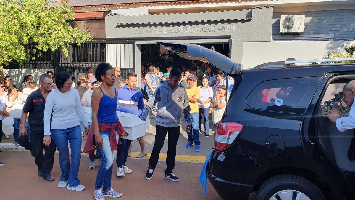 Corpo de menino de cinco anos encontrado em córrego após desaparecimento é sepultado em Santo Anastácio