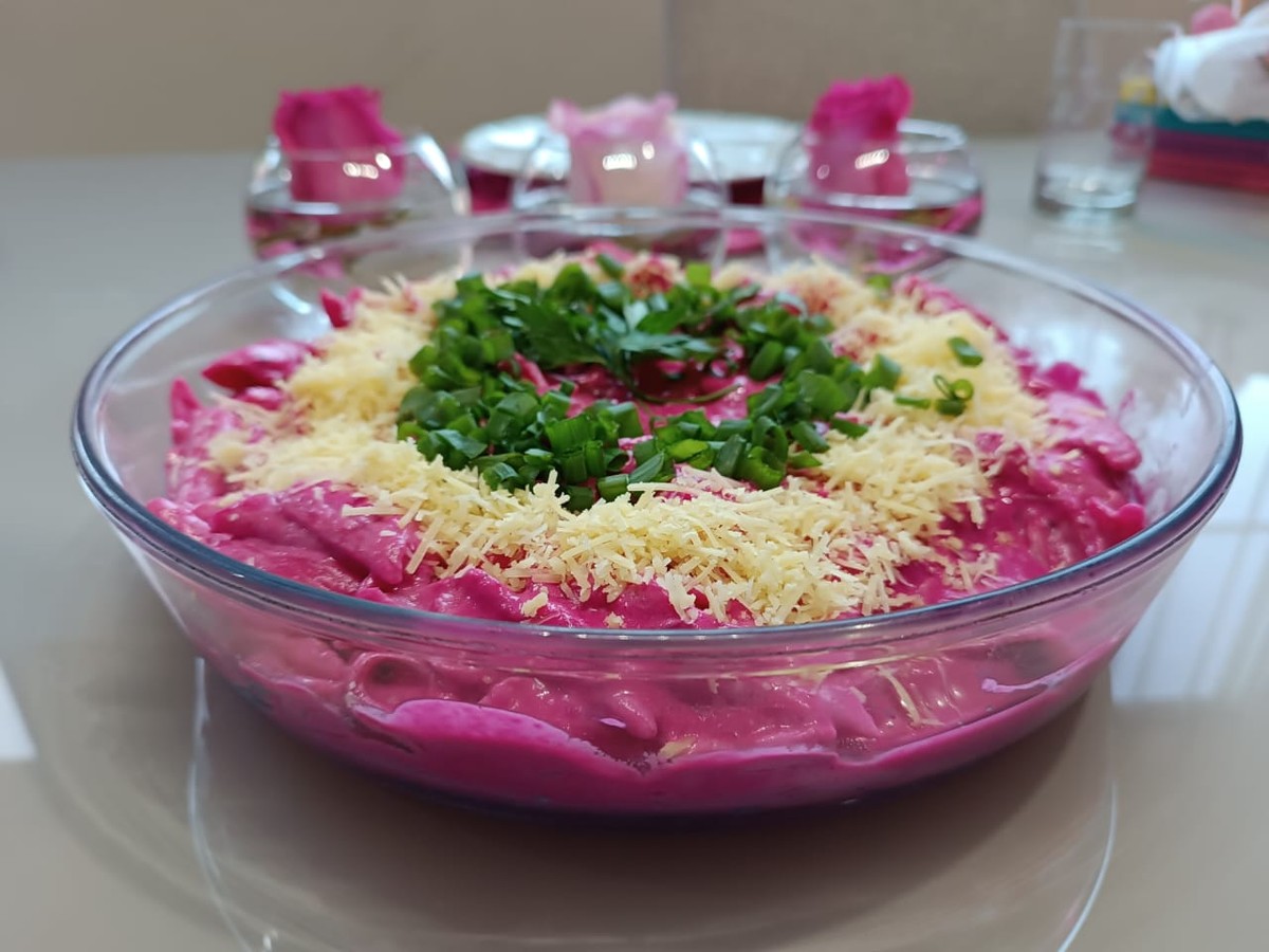 Macarrão Rosa tem molho com beterraba, requeijão e creme de alho