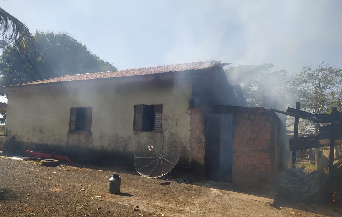 Incêndio consome 20 m² de residência em Regente Feijó