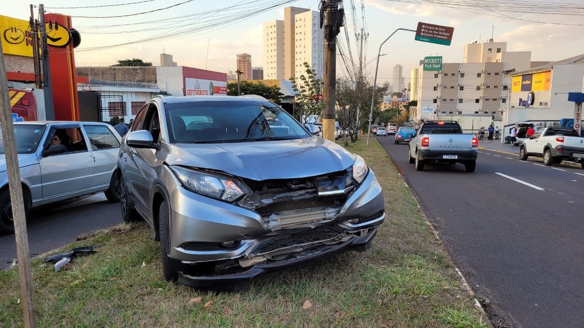Engavetamento entre três carros deixa uma pessoa ferida, em Presidente Prudente