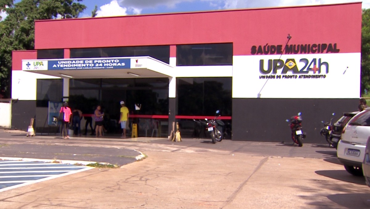 Trabalhador cai de telhado em UPA e acaba sendo socorrido por funcionários da unidade, na zona sul de Presidente Prudente