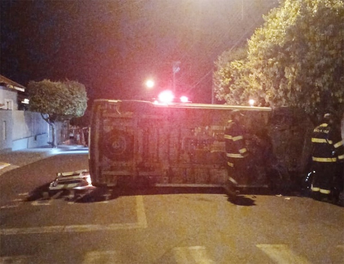 Ambulância colide em veículo e tomba em cruzamento da Avenida José Gomes Duda, em Pacaembu