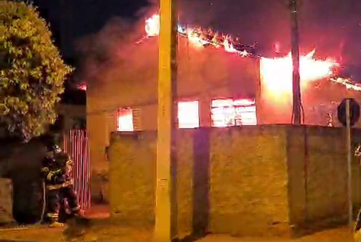Moradora coloca fogo na própria casa, que fica totalmente destruída, em Rancharia
