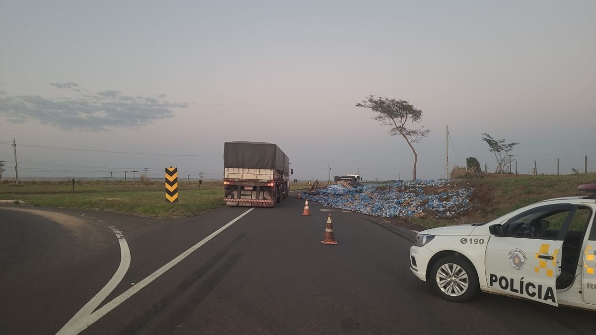 Caminhão com carga de cerveja tomba na Rodovia Arlindo Béttio, em Rosana