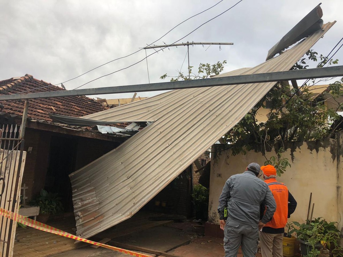 Telha se desprende de prédio e atinge três casas na Vila Guaíra, em Presidente Prudente