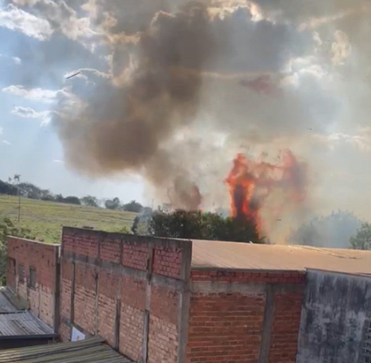 Incêndio atinge área de vegetação no Residencial Nosaki, em Presidente Prudente
