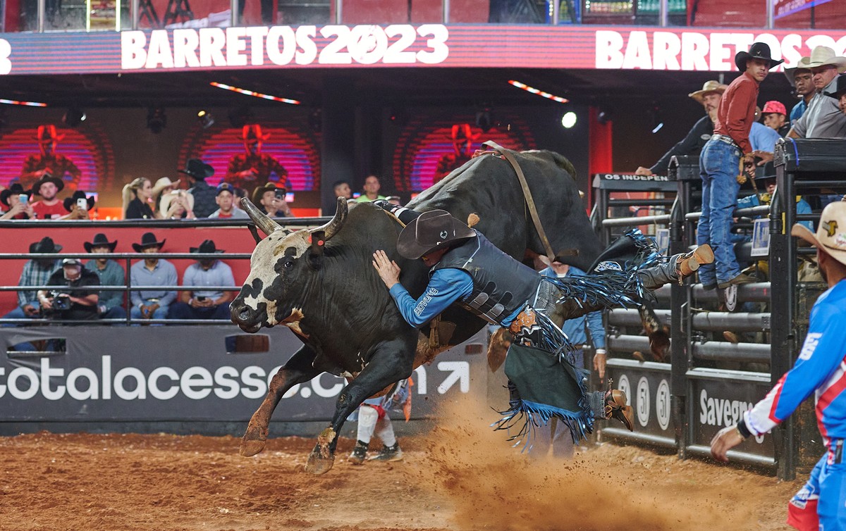 Vídeo mostra tombos de peões derrotados por touros na arena da Festa de Barretos