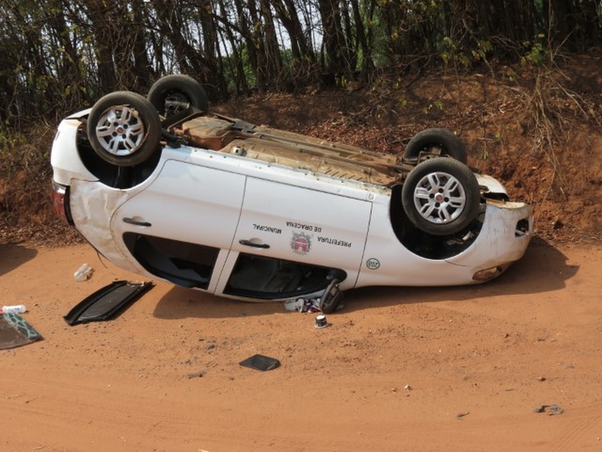 Carro oficial da Prefeitura de Dracena capota em estrada de terra que dá acesso ao Conjunto Habitacional Florindo Tabachi