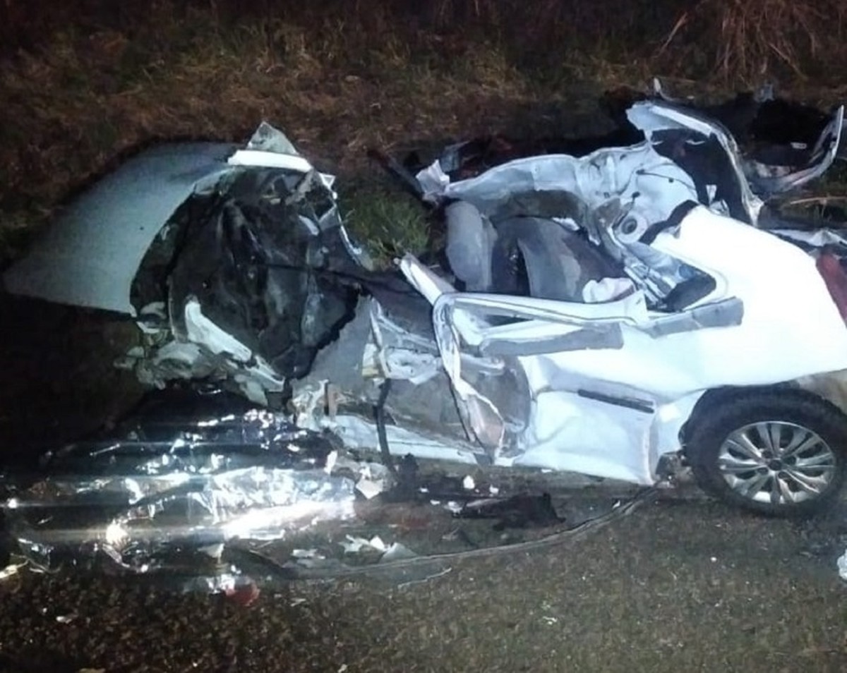 Idoso morre após bater carro contra dois caminhões na Rodovia da Integração, em Monte Castelo