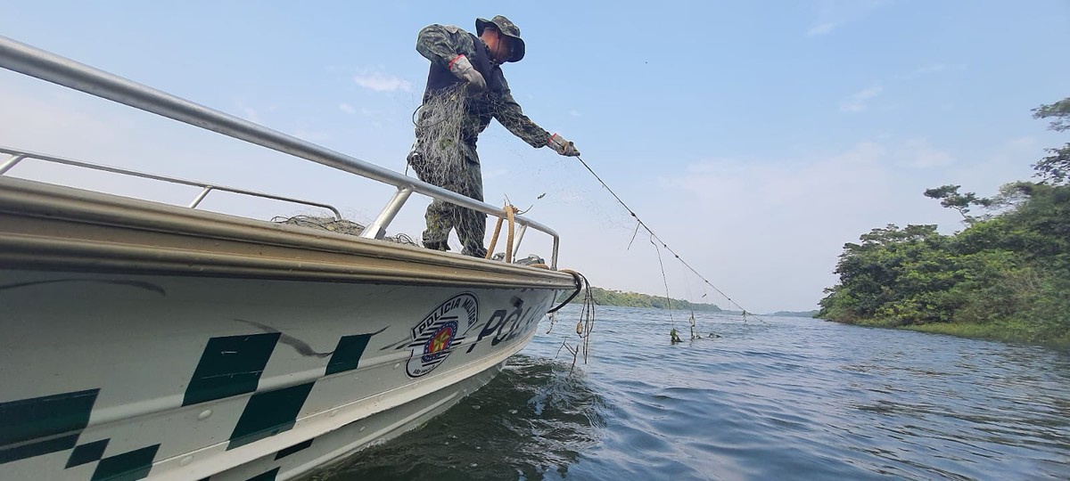 Fiscalização apreende 700 metros de redes de pesca irregulares e devolve 15kg de tucunarés ao Rio Paraná