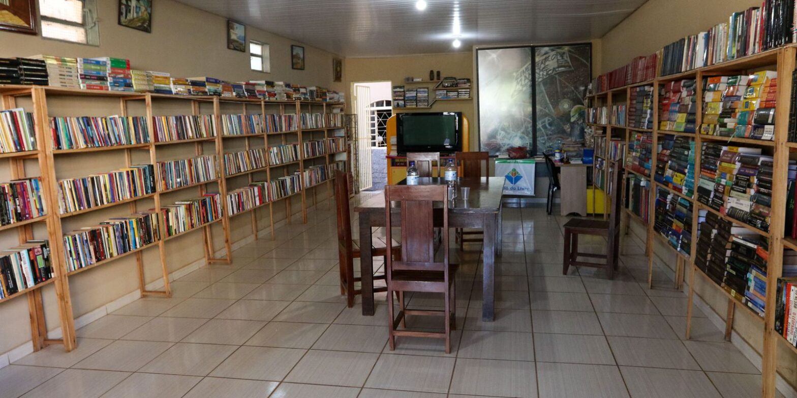 Na periferia do DF, biblioteca comunitária reúne 10 mil obras e sonhos