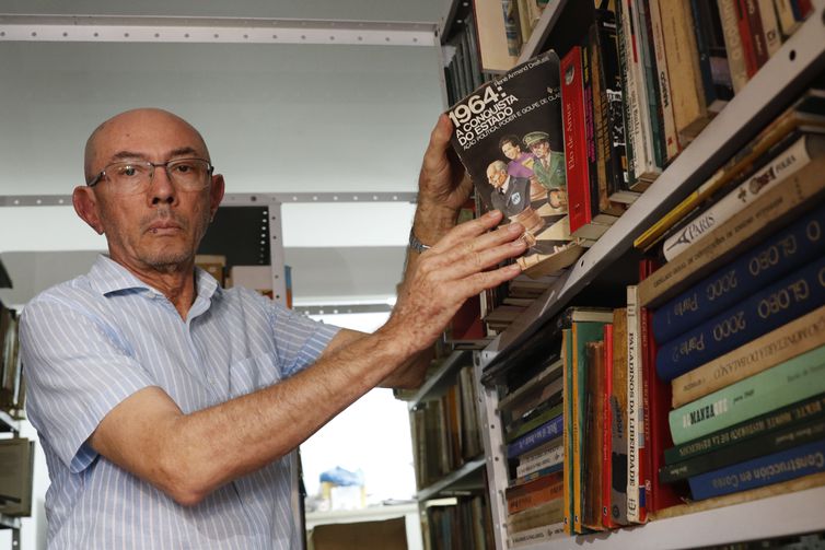 Rio de Janeiro (RJ), 25/08/2023 - O professor Antônio Cícero coordena a biblioteca comunitária Arlindo Pinho, na Praça da Bandeira. Foto: Fernando Frazão/Agência Brasil