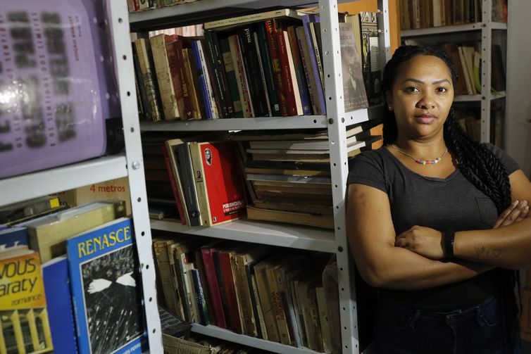 Rio de Janeiro (RJ), 25/08/2023 - A estudante de pedagogia Daiana dos Santos frequenta a biblioteca comunitária Arlindo Pinho, na Praça da Bandeira. Foto: Fernando Frazão/Agência Brasil