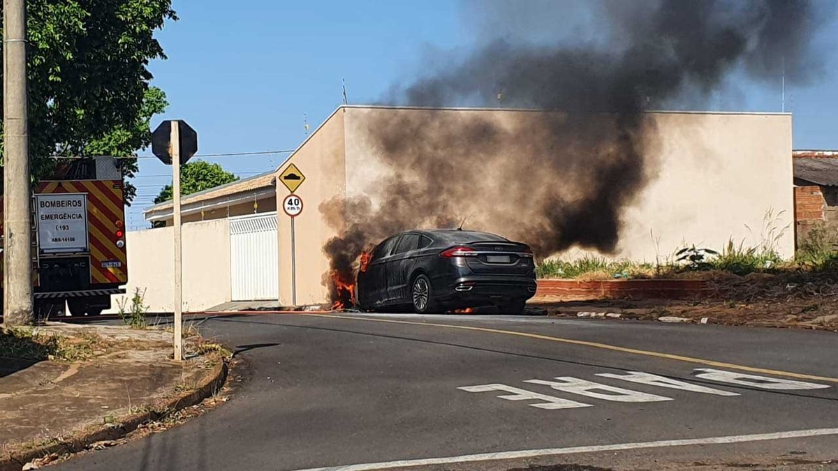 Carro pega fogo no Residencial Nosaki, em Presidente Prudente