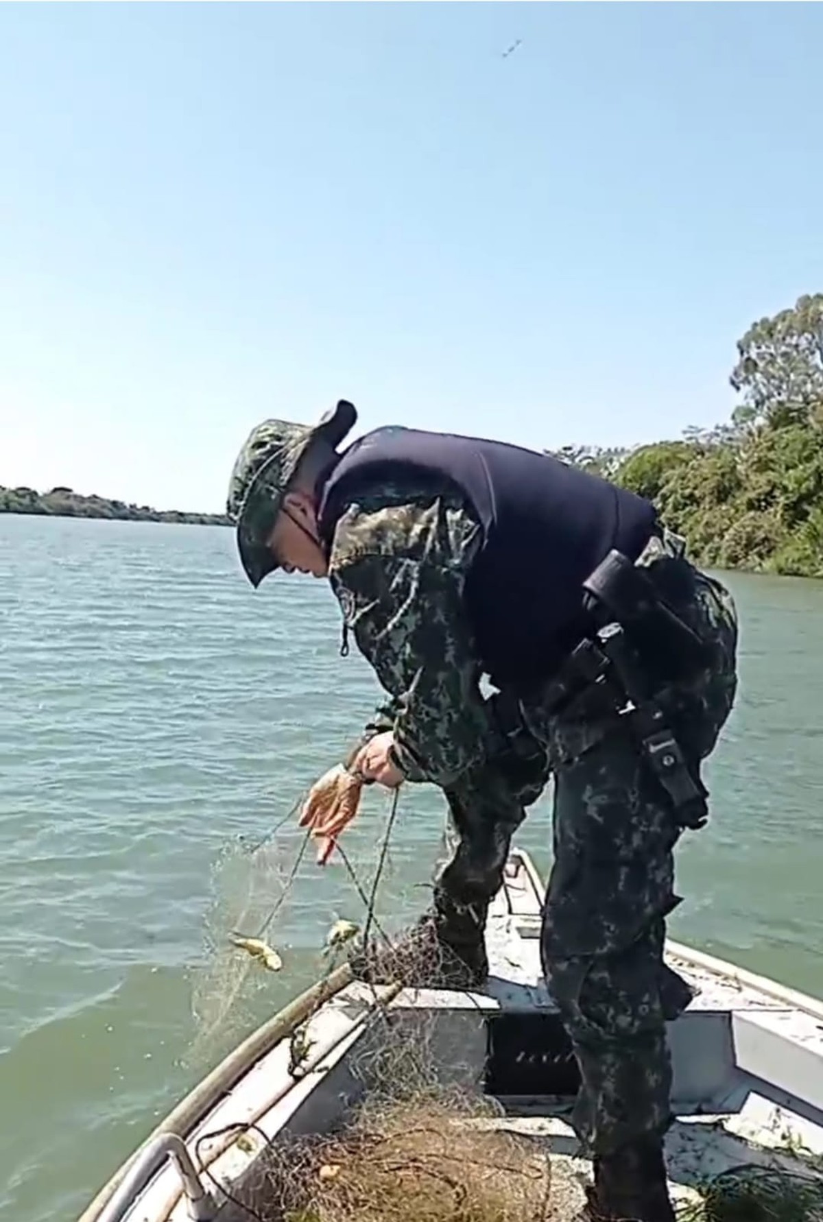 Fiscalização recolhe 400 metros de redes de pesca armadas irregularmente no Rio Paraná