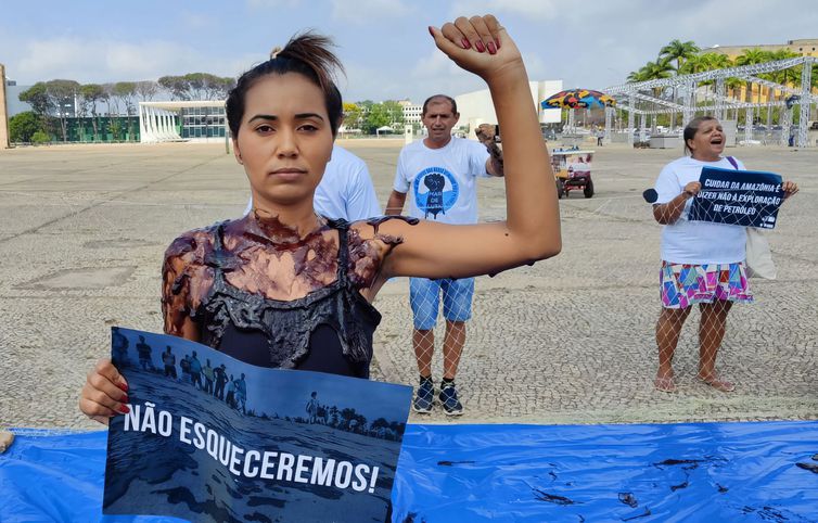 Brasília, 29/08/2023, Pescadores e pescadoras artesanais participam de ato em frente ao Palácio do Planalto para rememorar os 4 anos do crime do petróleo e para reivindicar reparação
. Foto: Henrique Cavalheiro/Divulgação