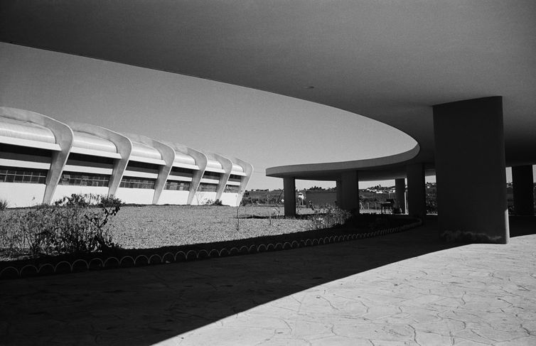Hans Gunter Flieg
Fábrica da Duchen - Peixe, projeto arquitetônico de Oscar Niemeyer, primeiro prêmio na categoria de construção industrial na I Bienal Internacional de arte São Paulo, Guarulhos - SP, c. 1954
Gelatina e prata. Foto: Instituto