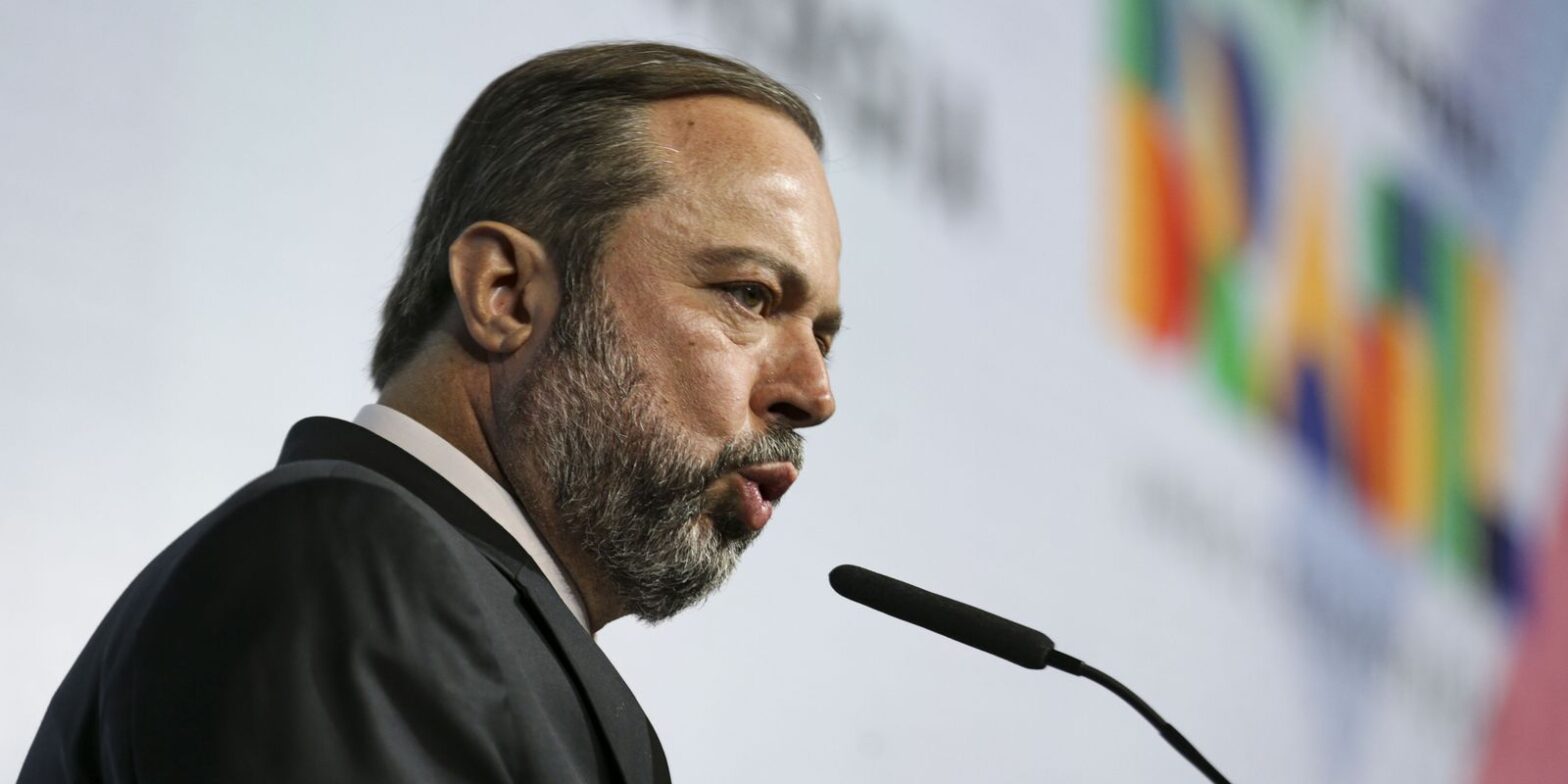Ministro concede coletiva para esclarecer queda de energia