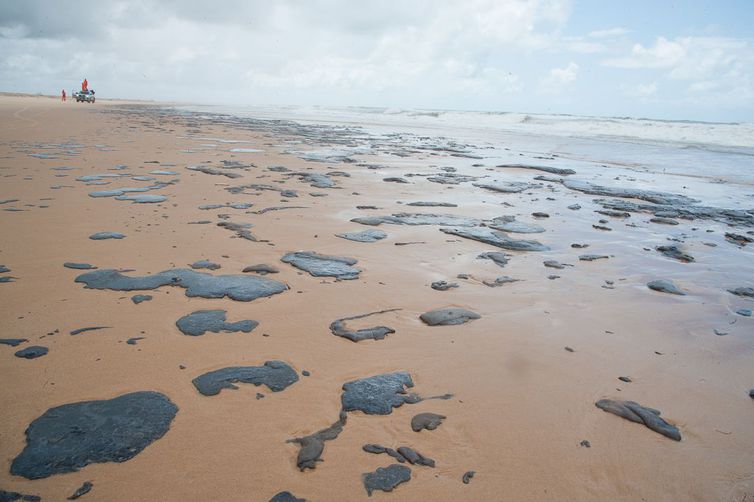 Mancha de óleo atinge o litoral do Sergipe