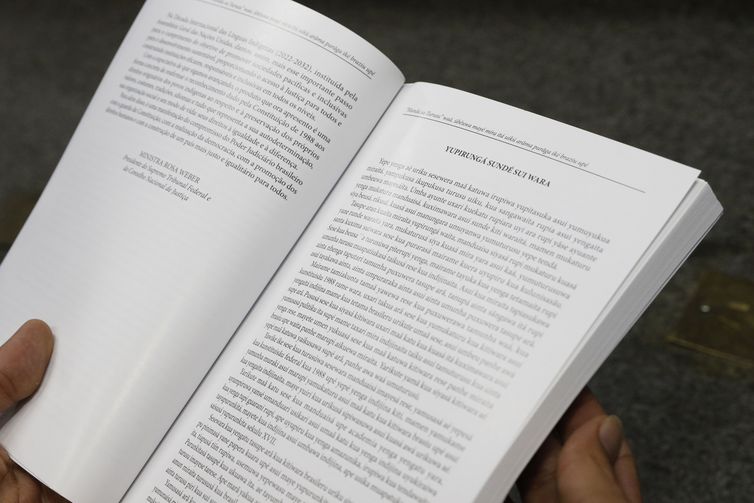 Rio de Janeiro (RJ), 25/08/2023 - A versão da Constituição Federal em nheengatu, língua indígena amazônica originária do tupi, entregue à Biblioteca Nacional. Foto: Fernando Frazão/Agência Brasil