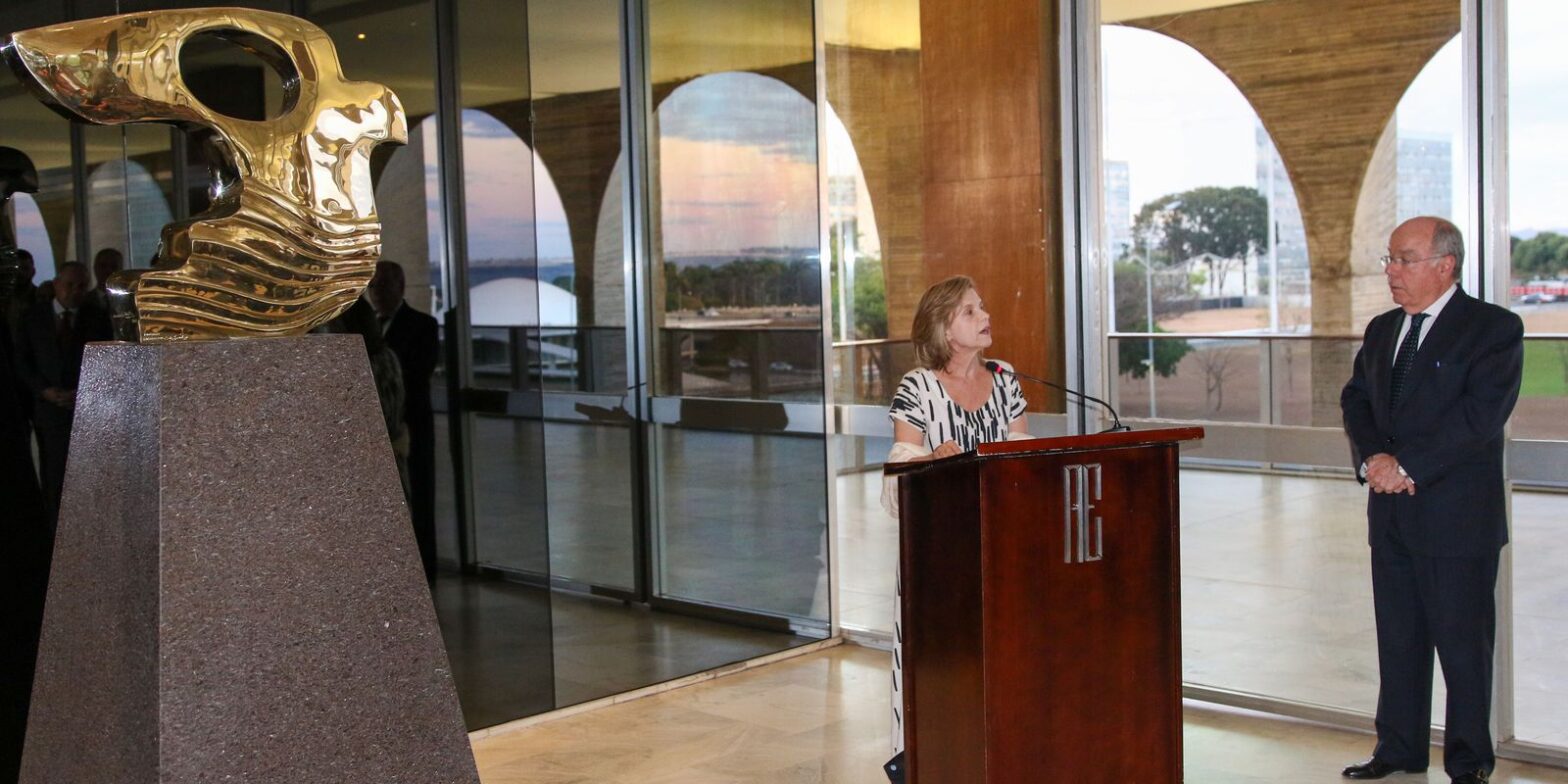 Itamaraty recebe escultura da artista Marianne Peretti