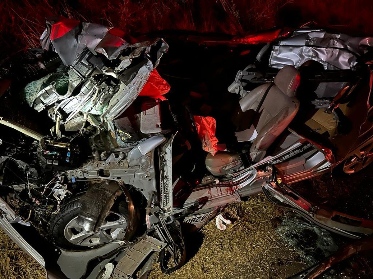 Motorista fica gravemente ferido após colidir carro na traseira de caminhão, em Pirapozinho