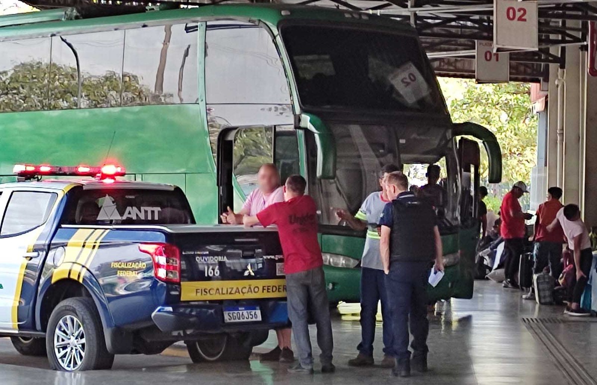 Ônibus que transportava 44 bolivianos de forma clandestina é apreendido na Rodovia Raposo Tavares, em Regente Feijó | Presidente Prudente e Região