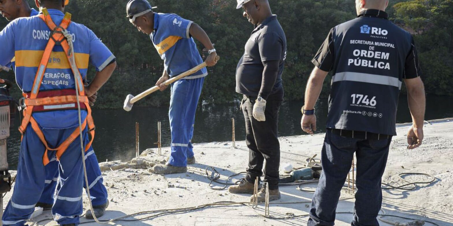 Prefeitura derruba obra da milícia no Rio de Janeiro