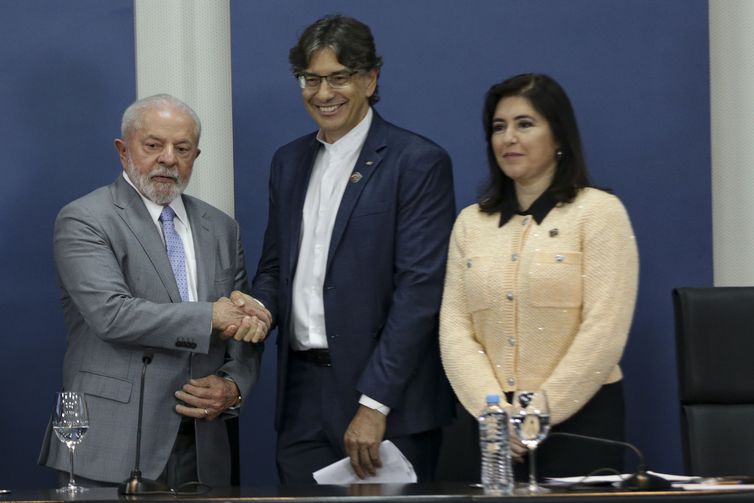 Brasília (DF), 18/08/2023 - O presidente Luiz Inácio Lula da Silva, o novo presidente do Instituto Brasileiro de Estatística (IBGE), Marcio Pochmann, e a ministra do Planejamento, Simone Tebet. Foto: Marcelo Camargo/Agência Brasil