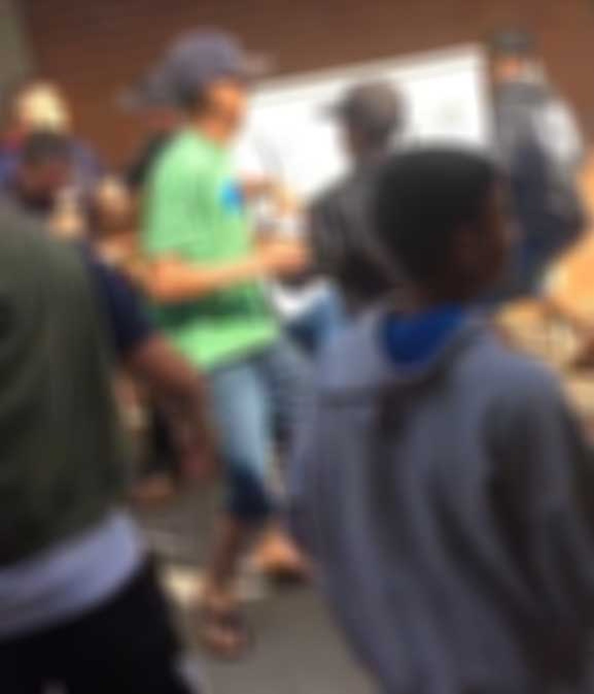 Vídeo flagra briga com pancadaria entre alunos dentro de escola estadual, no distrito de Floresta do Sul, em Presidente Prudente | Presidente Prudente e Região