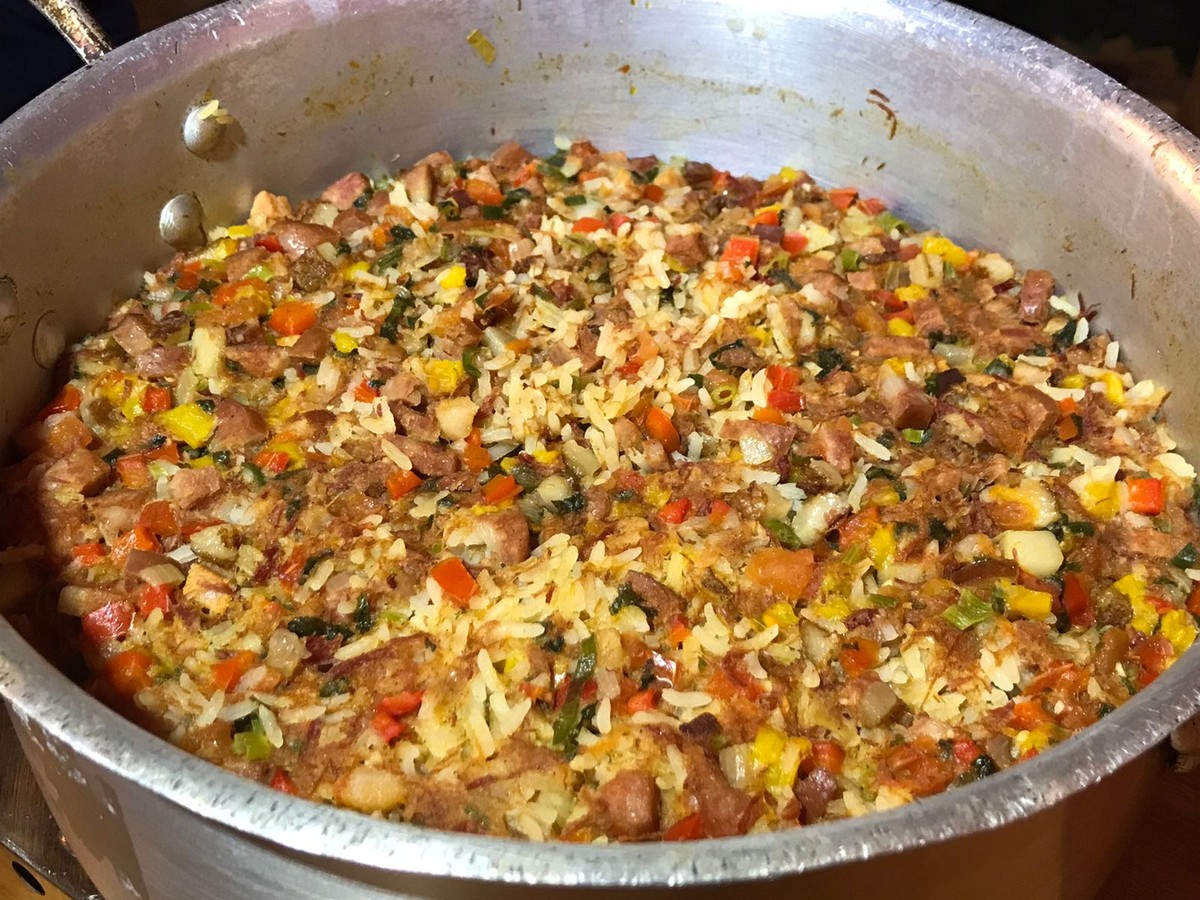Arroz Carreteiro é boa alternativa para almoço em família no fim de semana