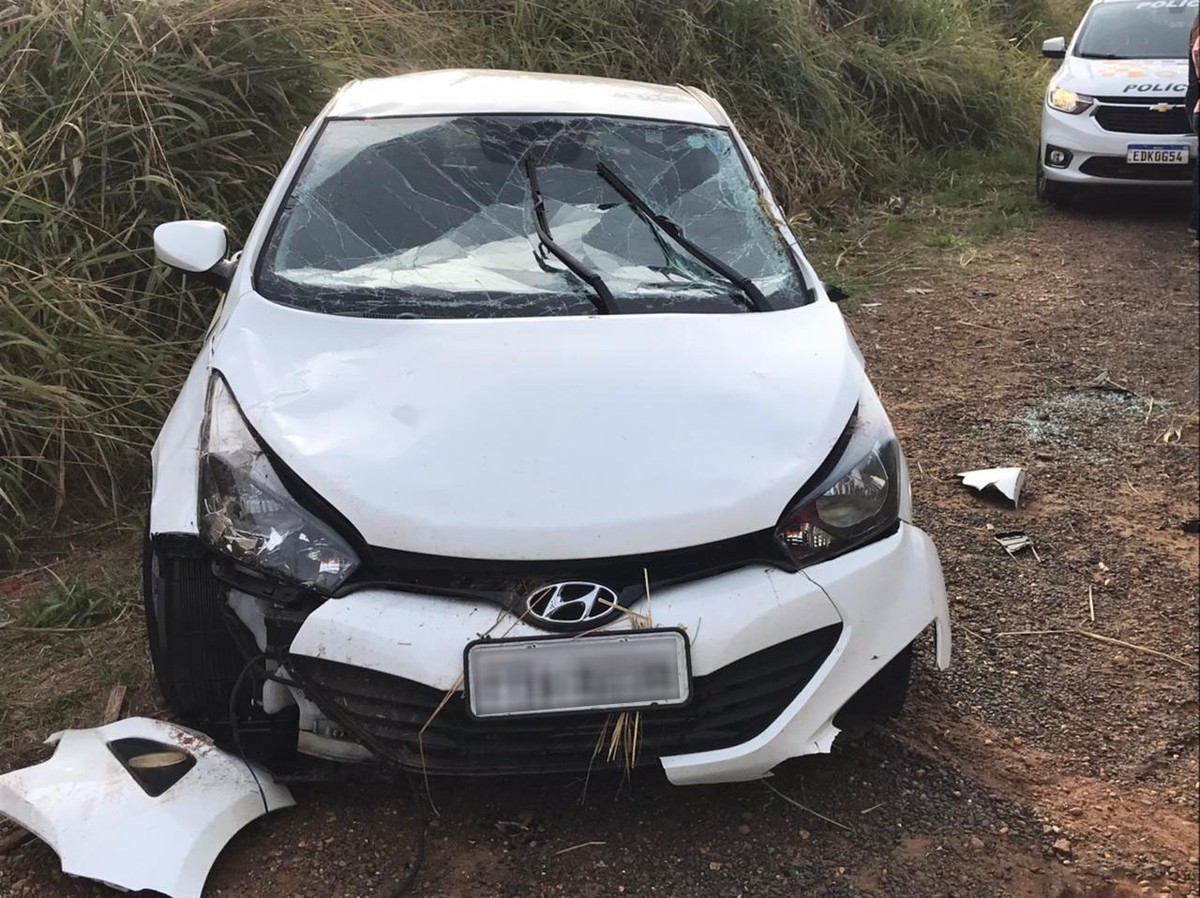 Motorista fica ferida após perder o controle da direção de carro e capotar na Rodovia Júlio Budiski, em Presidente Prudente