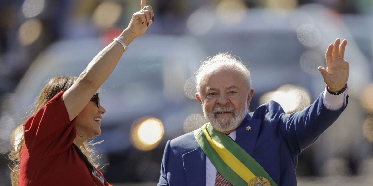 Com coro pela democracia, Lula participa de desfile pela nona vez