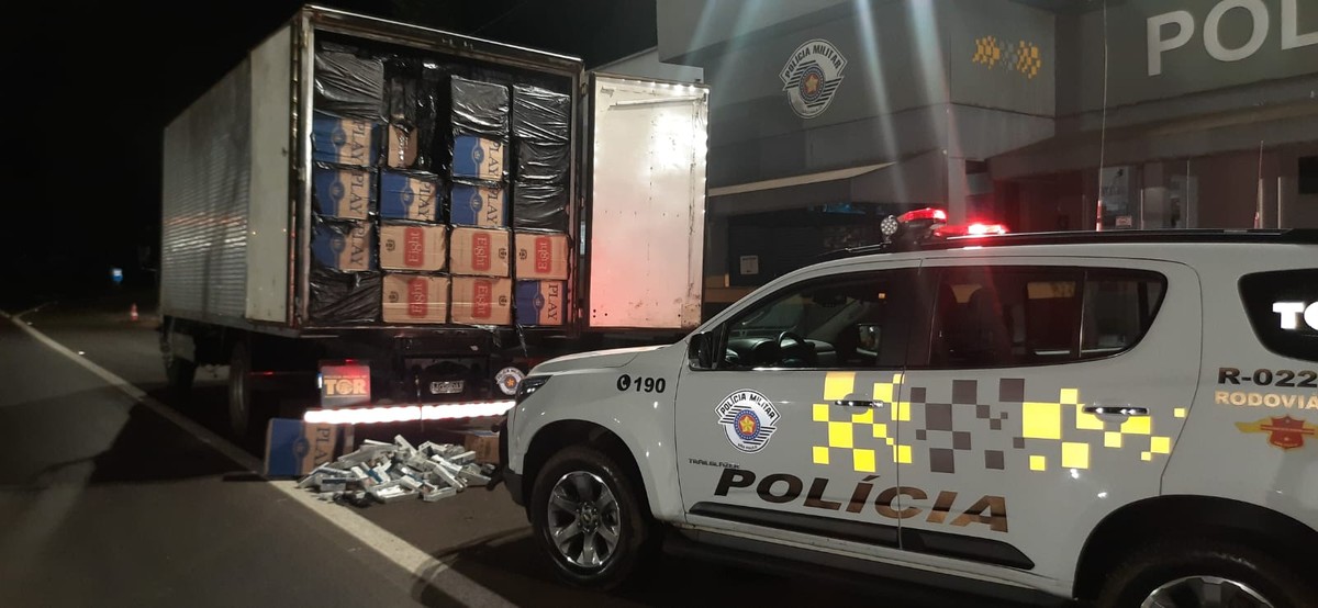 Fiscalização policial apreende 340 mil maços de cigarros contrabandeados, em Pirapozinho